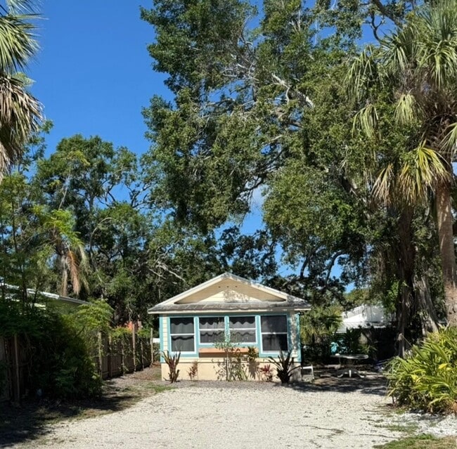 3817 Rilma Ave in Sarasota, FL - Foto de edificio - Building Photo