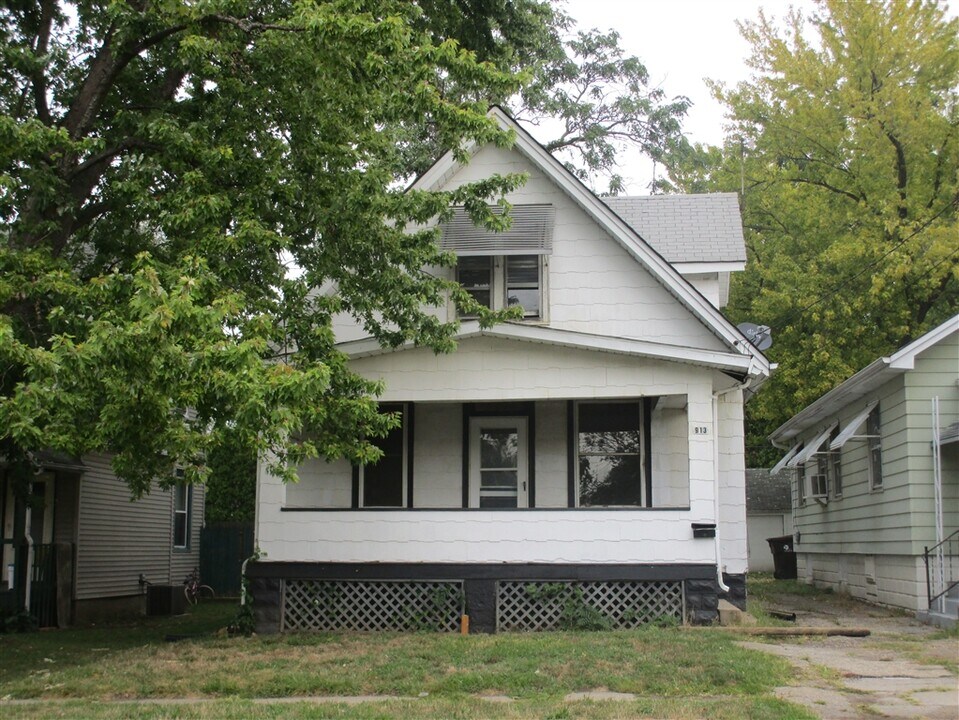 913 W McClure Ave in Peoria, IL - Building Photo