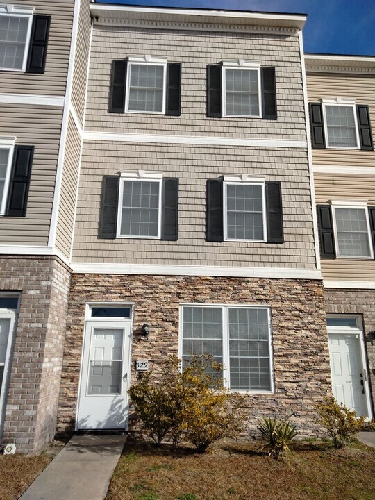 129 Davila St in Hinesville, GA - Building Photo