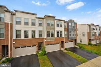 42424 Dogwood Glen Square in Sterling, VA - Building Photo - Building Photo