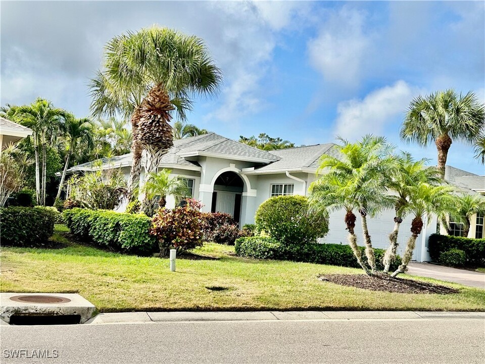 1151 Imperial Dr in Naples, FL - Building Photo