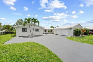 1134 NW Spruce Ridge Dr in Stuart, FL - Building Photo