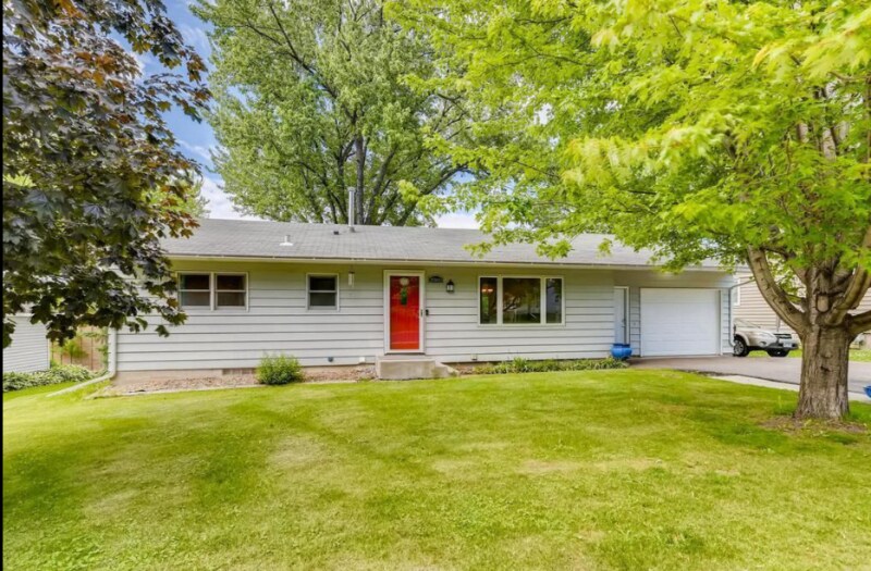 2080 Orchard Ln in Long Lake, MN - Foto de edificio