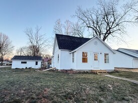 325 W Tyndall St in Aurora, MO - Building Photo