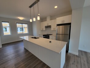 2808 Maple Way NW in Edmonton, AB - Building Photo - Building Photo