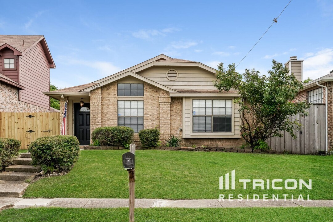 1124 Monterrey Trail in Mesquite, TX - Building Photo