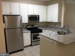 1733 Kingsgate Ct in Alexandria, VA - Foto de edificio - Building Photo