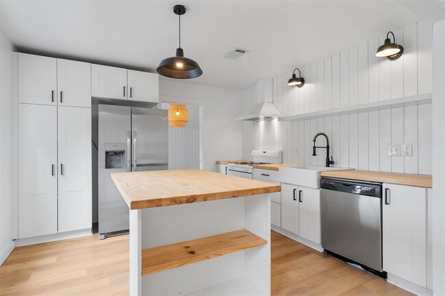 1228 Broadmoor Dr in Austin, TX - Building Photo - Building Photo