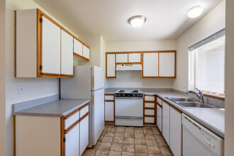 Cloverdale Apartments in Springfield, OR - Building Photo - Interior Photo