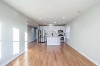 6647 S St Lawrence Ave in Chicago, IL - Building Photo - Building Photo