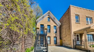 2242 W Grand Ave, Unit 1F in Chicago, IL - Foto de edificio - Building Photo