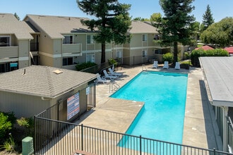 Autumn Run Apartments in Woodland, CA - Building Photo - Building Photo