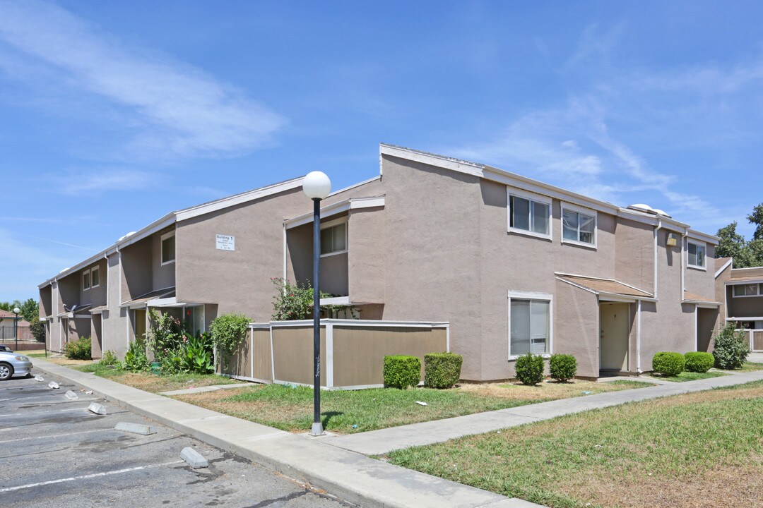 Merced Meadows Apartments in Merced, CA - Building Photo