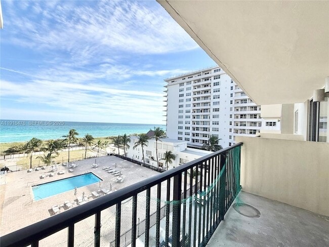 9273 Collins Ave, Unit 510 in Surfside, FL - Foto de edificio - Building Photo