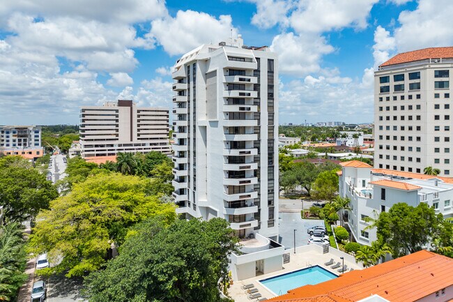 911 E Ponce de Leon Blvd in Coral Gables, FL - Foto de edificio - Building Photo