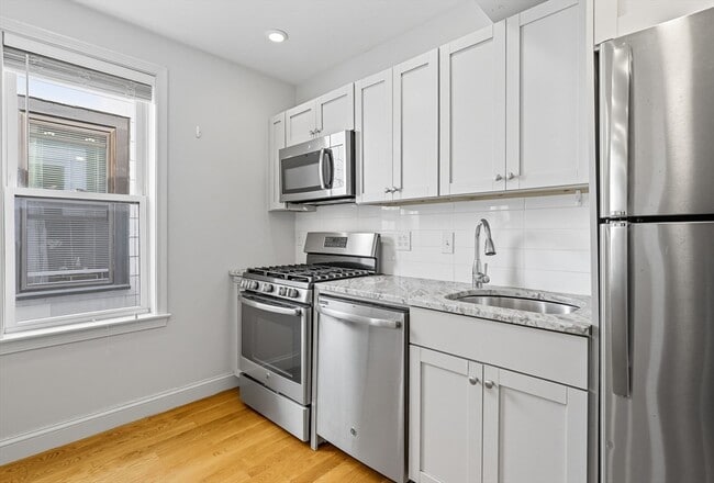 230 Saratoga St, Unit #3 in Boston, MA - Foto de edificio - Building Photo