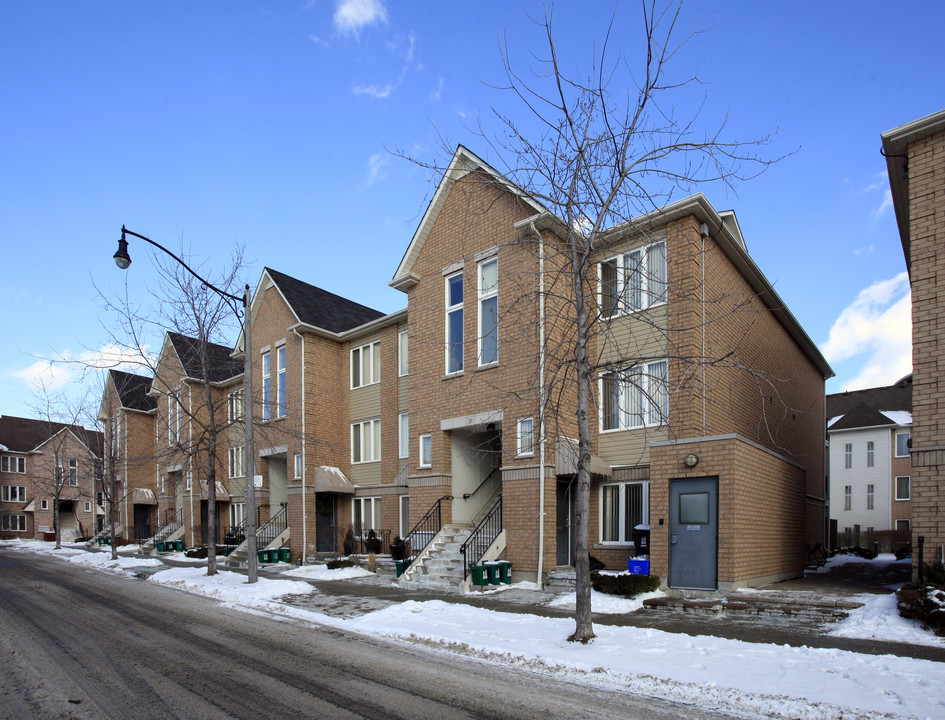 31-43 Aerodrome Cres in Toronto, ON - Building Photo