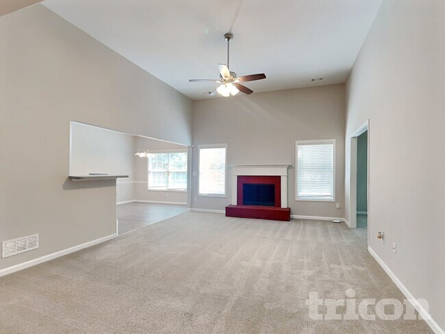 1012 Levista Dr in Locust Grove, GA - Foto de edificio - Building Photo