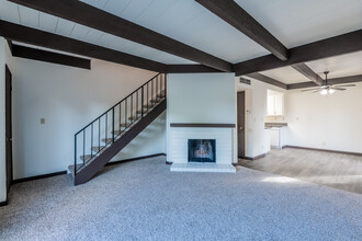 Cadillac Drive Townhomes in Sacramento, CA - Foto de edificio - Interior Photo