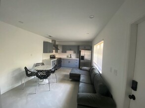 201-203 NE 12th Ave in Hallandale Beach, FL - Building Photo - Building Photo