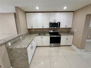 8101 SW 4th St in Miami, FL - Foto de edificio - Building Photo