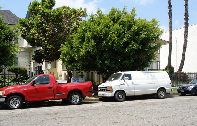 817 S Serrano Ave in Los Angeles, CA - Foto de edificio - Building Photo