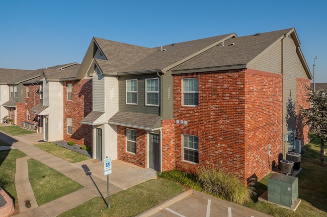 Pointe at North Penn in Edmond, OK - Building Photo - Building Photo