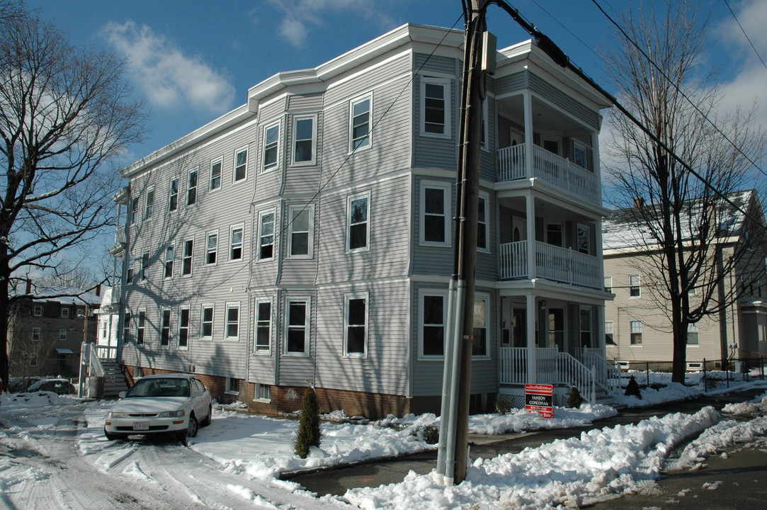 8 Cedar St in Haverhill, MA - Building Photo