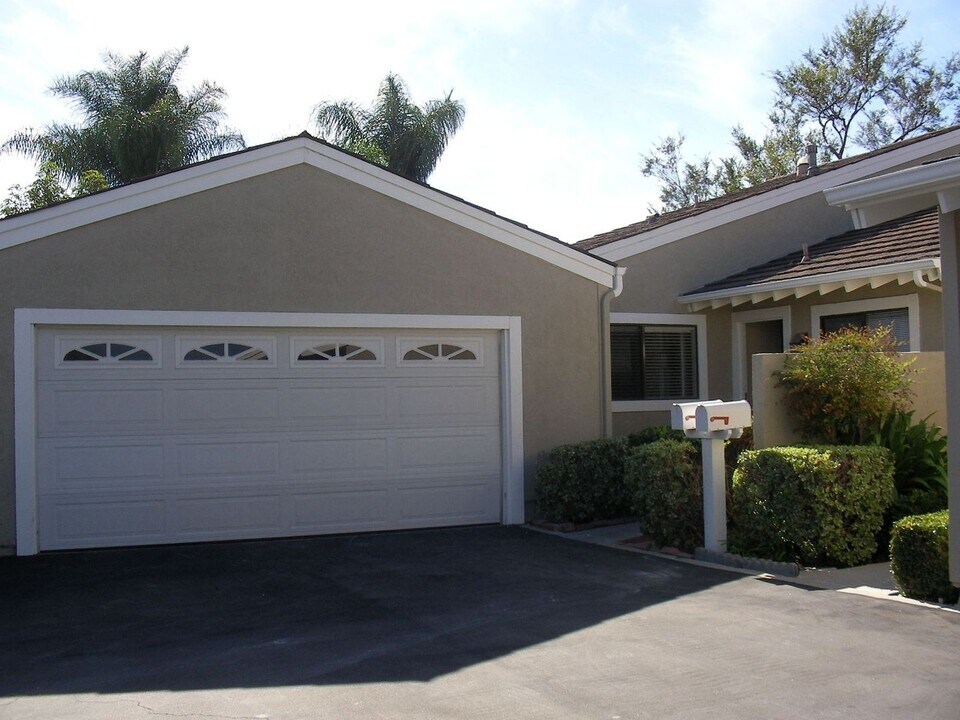 22 Acorn in Irvine, CA - Building Photo
