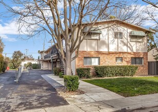 805 11th St in Davis, CA - Foto de edificio - Building Photo