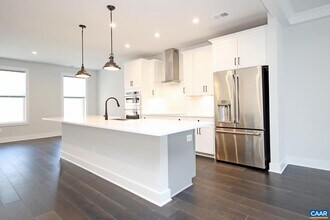 806 Wesley Ln in Charlottesville, VA - Foto de edificio - Building Photo