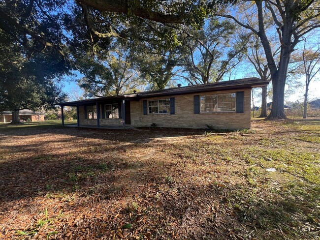 29074 S Range Rd in Livingston, LA - Foto de edificio - Building Photo