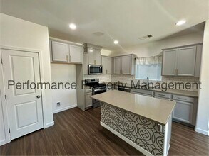 2505 Mercedes Dr in Bakersfield, CA - Building Photo - Building Photo