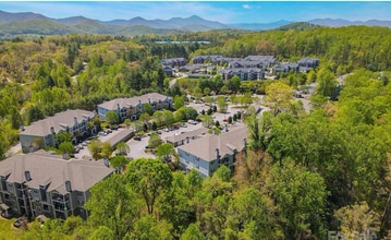 300 Vista Lake Dr in Candler, NC - Foto de edificio - Building Photo