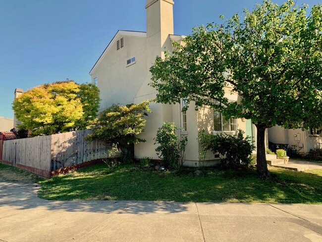 2306 Francisco Ave in Santa Rosa, CA - Foto de edificio - Building Photo