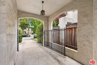 235 S Orange Dr in Los Angeles, CA - Building Photo - Building Photo