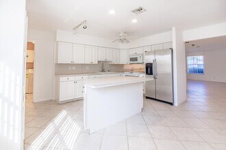 527 W Jasmine Dr in Lake Park, FL - Foto de edificio - Building Photo