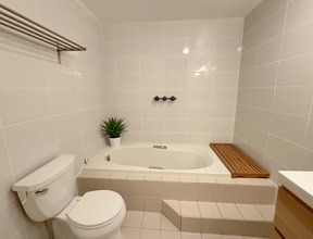 200 Grand Cove Way, Unit 5F in Edgewater, NJ - Building Photo - Building Photo