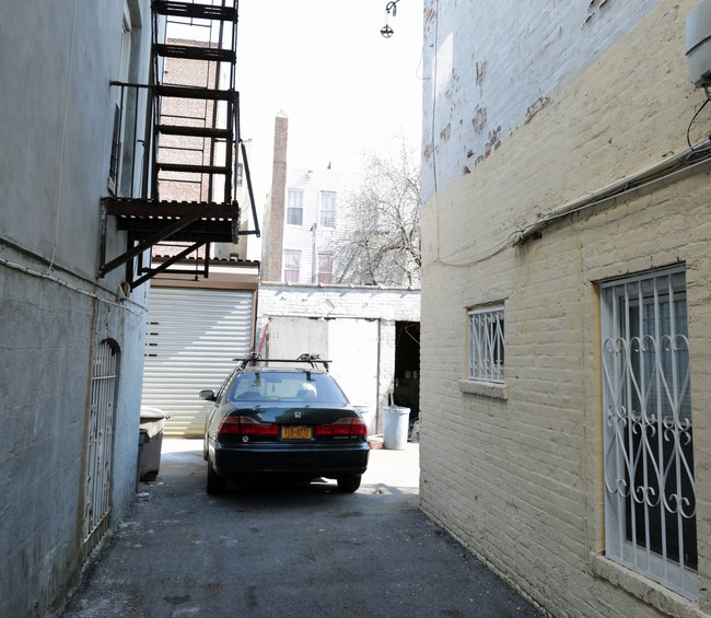 733 E 226th in Bronx, NY - Foto de edificio - Building Photo