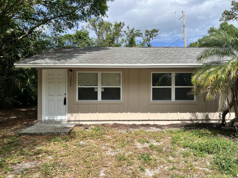 3258 S 7th St in Fort Pierce, FL - Foto de edificio