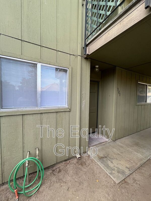 301 N Westfield St in Visalia, CA - Building Photo - Building Photo