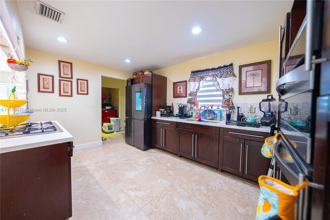 9101 SW 16th St in Miami, FL - Building Photo - Building Photo