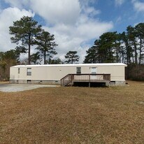 110 Poston Dr in Swansboro, NC - Building Photo
