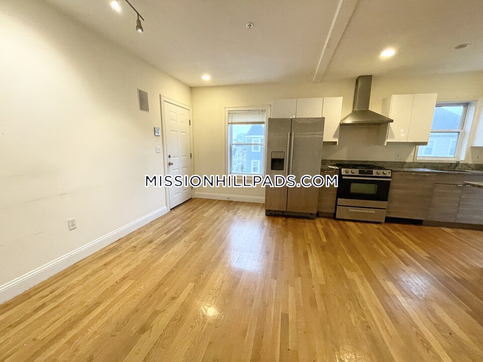 128 Hillside St, Unit 1 in Boston, MA - Building Photo