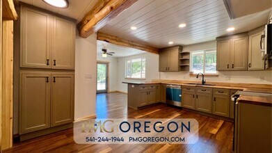 4323 Galice Rd in Merlin, OR - Building Photo - Building Photo