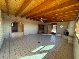5 Oriente Ct in Santa Fe, NM - Building Photo