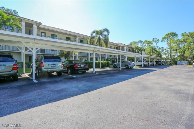 5733 Deauville Cir in Naples, FL - Foto de edificio - Building Photo