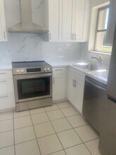 106 NE 1st Ct in Dania Beach, FL - Building Photo - Building Photo