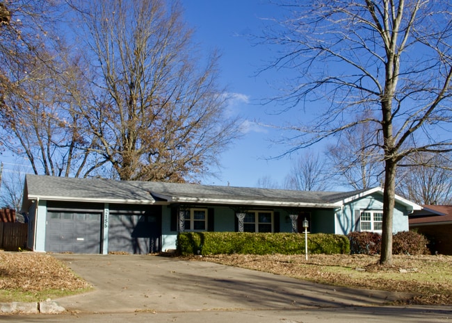 2155 E Ridgewood Dr in Springfield, MO - Building Photo - Building Photo