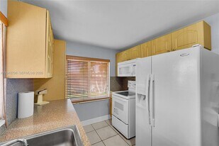 8370 NW 185th St in Hialeah, FL - Building Photo